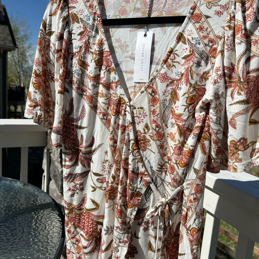 Lucky Brand Women’s Floral Flutter Sleeve Wrap Top Size Small - Picture 4 of 8